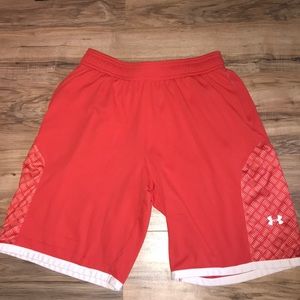 Under Armour Men’s loose fitted XL shorts